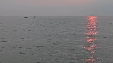 4K Güneş ışığı su yüzeyine yansıyor
