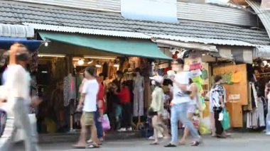 Bangkok, Tayland - 27 Mart 2021: İnsanların Chatuchak pazarında yürürken yüz maskesi takmaları