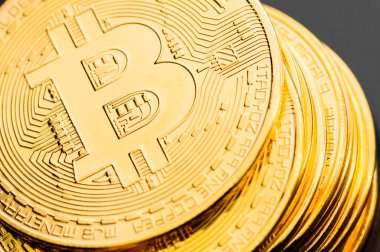 Altın rengi, bitcoin sembollü parlak paraların makro görünümü