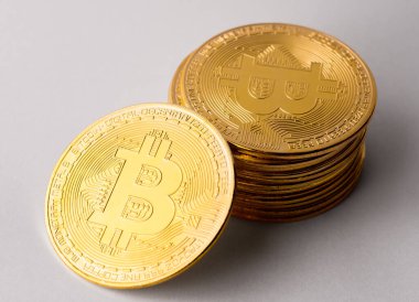 Beyaz arkaplanda Bitcoin e-kripto para birimi