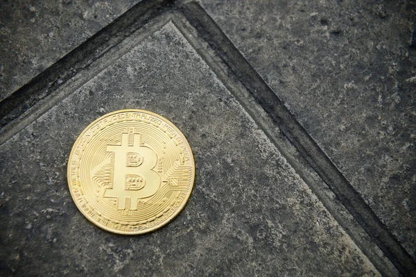 Bitcoin Földre Zuhan — Stock Fotó