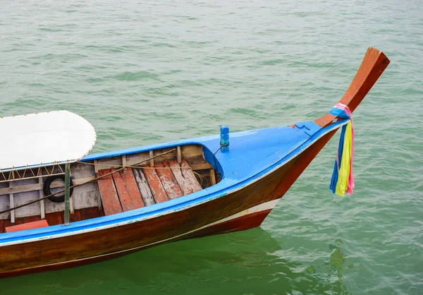 Довгий хвіст дерев'яний човен — стокове фото