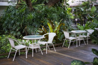 Masa ve sandalyeler bahçede