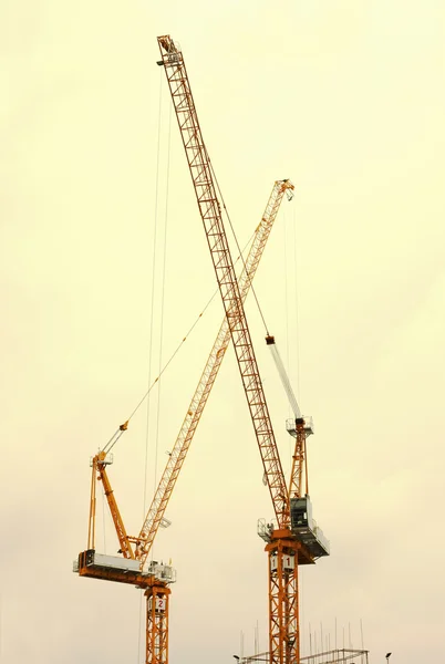 Två kranar på byggarbetsplats — Stockfoto