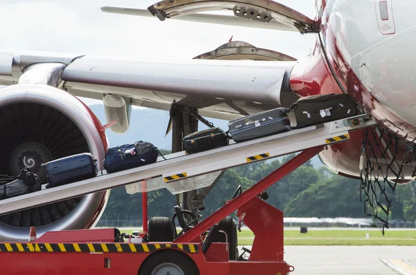 Caricamento bagagli su aeroplano commerciale — Foto Stock