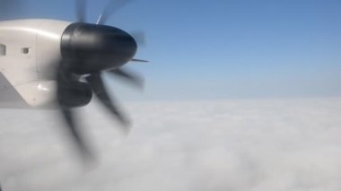Turboprop uçak sis üzerinde uçan