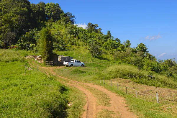 Casa rural y carretera rural — Foto de Stock