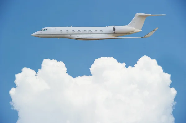 Kabarık bulutlar ile özel jet — Stok fotoğraf