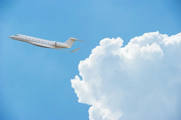 Bulutlar ile özel jet — Stok fotoğraf