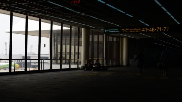 Travelers silhouettes at airport — Stock Video