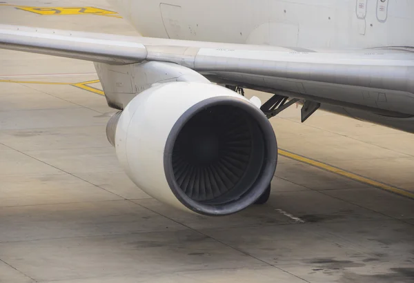 Airplane jet engine — Stock Photo, Image