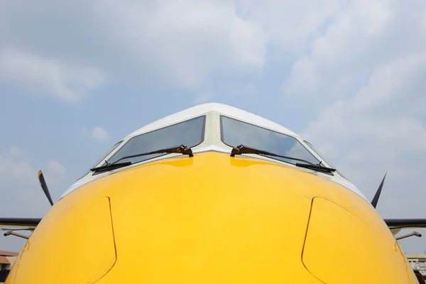Burun görünümü turboprop uçak — Stok fotoğraf