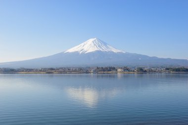 Fuji Dağı Gölü Kawaguchi yansıyan