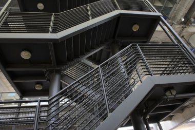 Yangın kaçış merdiveni