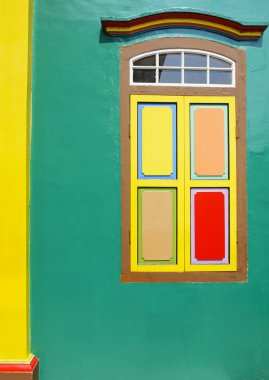 Yeşil duvar ve Hint kültürü içinde pencere eşiği.