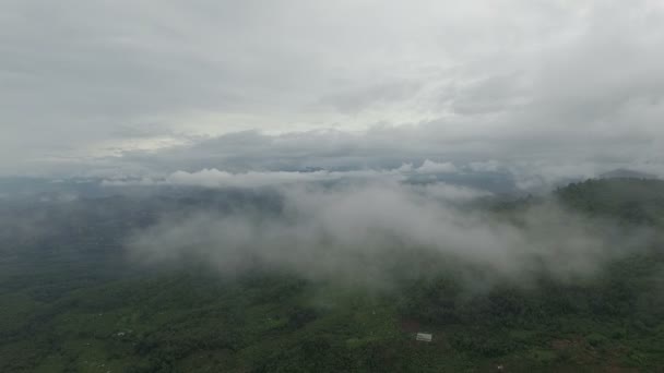 Vista aérea sobre a montanha e a nuvem — Vídeo de Stock