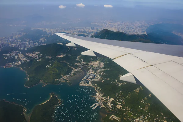 Airplane flying over hong kong — 图库照片