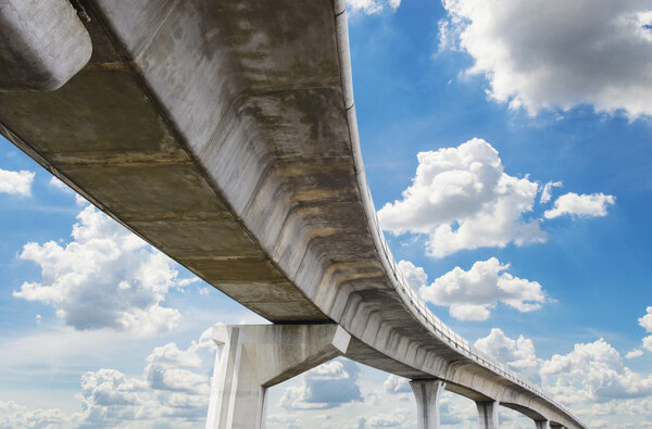 Подножие возвышенной дороги
