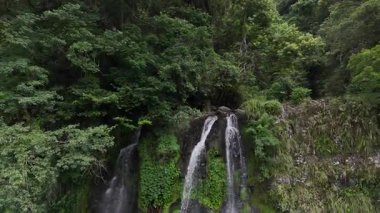 4K Havacılık Wulai Şelalesi 'ne iniyor.