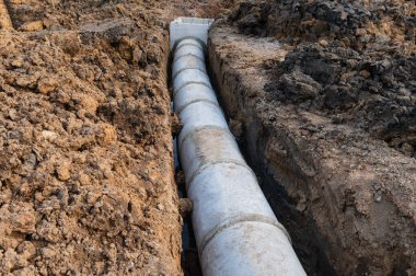 İnşaat alanında kanalizasyon boruları döşemek