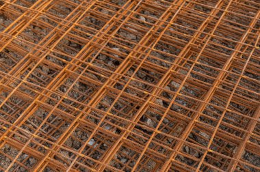 Demir, inşaat altyapısı olarak kullanılmak üzere çelik telle bağlanmış.