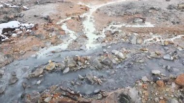 Cehennem Vadisi 'ndeki küçük bir jeotermal akımın 4K statik çekimi
