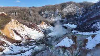 4K İHA geri çekildi. Cehennem Vadisi, Hokkaido 'daki buharlı havalandırmaları ortaya çıkardı.