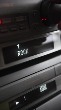 4K Elle CD 'yi oynatıcıya sokarken ve sesi açarken dikey görünüm