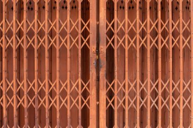 Turuncu katlanmış çelik kapılar eski usul.