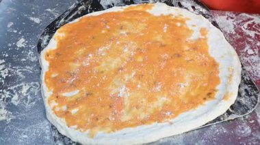 4K. Şefin eli pizzaya dolmalık biber ekliyor.