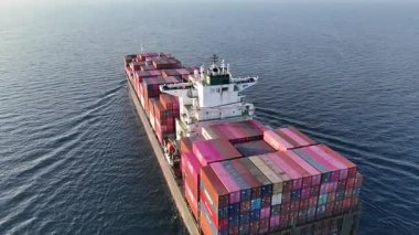 4K Havacılık, dolu bir konteyner kargo gemisinin okyanus üzerinde seyahat edişinin üst görüntüsü.