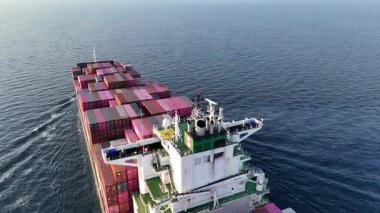 4K Havacılık, okyanus üzerinde seyahat eden büyük konteyner kargo gemisinin görüntüsü.