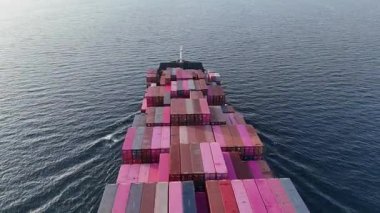 4K Hava İHA izleme videosu, derin mavi denizde seyreden kamyon büyüklüğünde bir tanker gemisi.