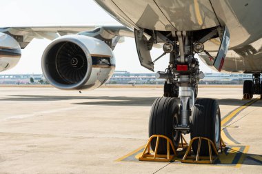 Turbo motor ve burun iniş takımlarının ön görüntüsü