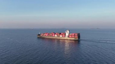 4K, açık denizde giden kargo gemisinin yan görüntüsü.