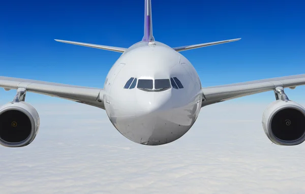 Avión sobre las nubes — Foto de Stock