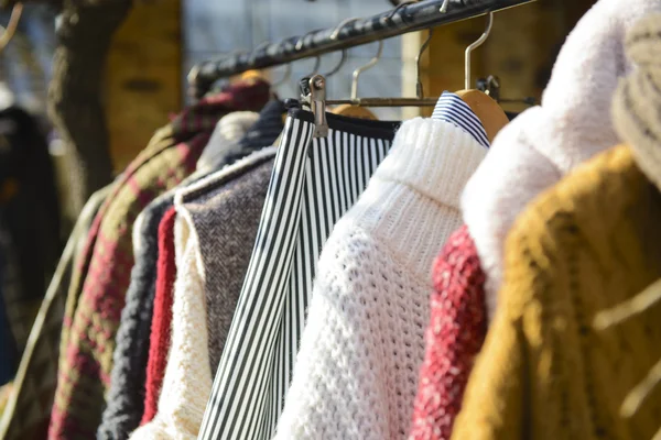Winter shirts hanger op de waslijn — Stockfoto