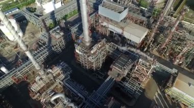 Rafineri duman yığınları ile hava atış