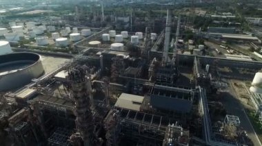 Hava ateş bir rafineri petrol tankları