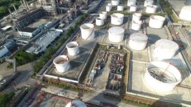 Bir arıtma tesisi bir petrol terminal havadan görünümü