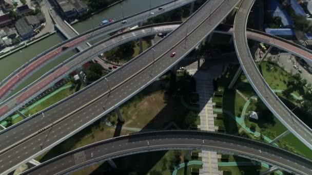 Vue aérienne d'une autoroute très fréquentée 