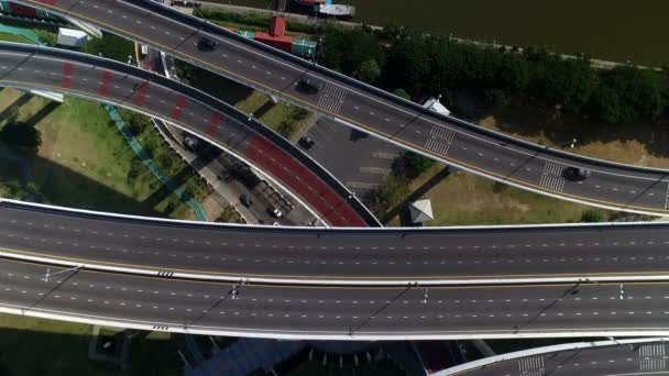 Luftaufnahme einer komplexen Autobahnüberführung — Stockvideo