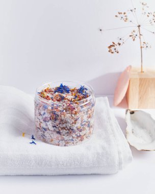 Hafif arka planda çiçekli banyo tuzu