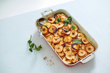 biberiye ve naneli fırında elma dilimleri