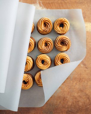 Parşömen üzerindeki kremalı kurabiyeler