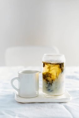 Sütlü çay açık arkaplanda.