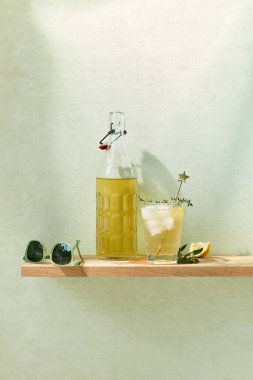 Şişede soğuk yeşil çay