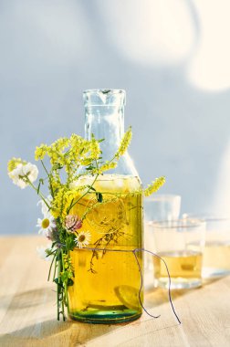 Çiçekli bir şişede soğuk içecek