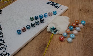 Fırça ve boyalarla rakamlarla boyama