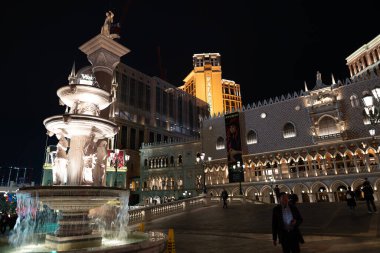 Las Vegas Strip Freemont ışıkları açık ve tüm gece parti